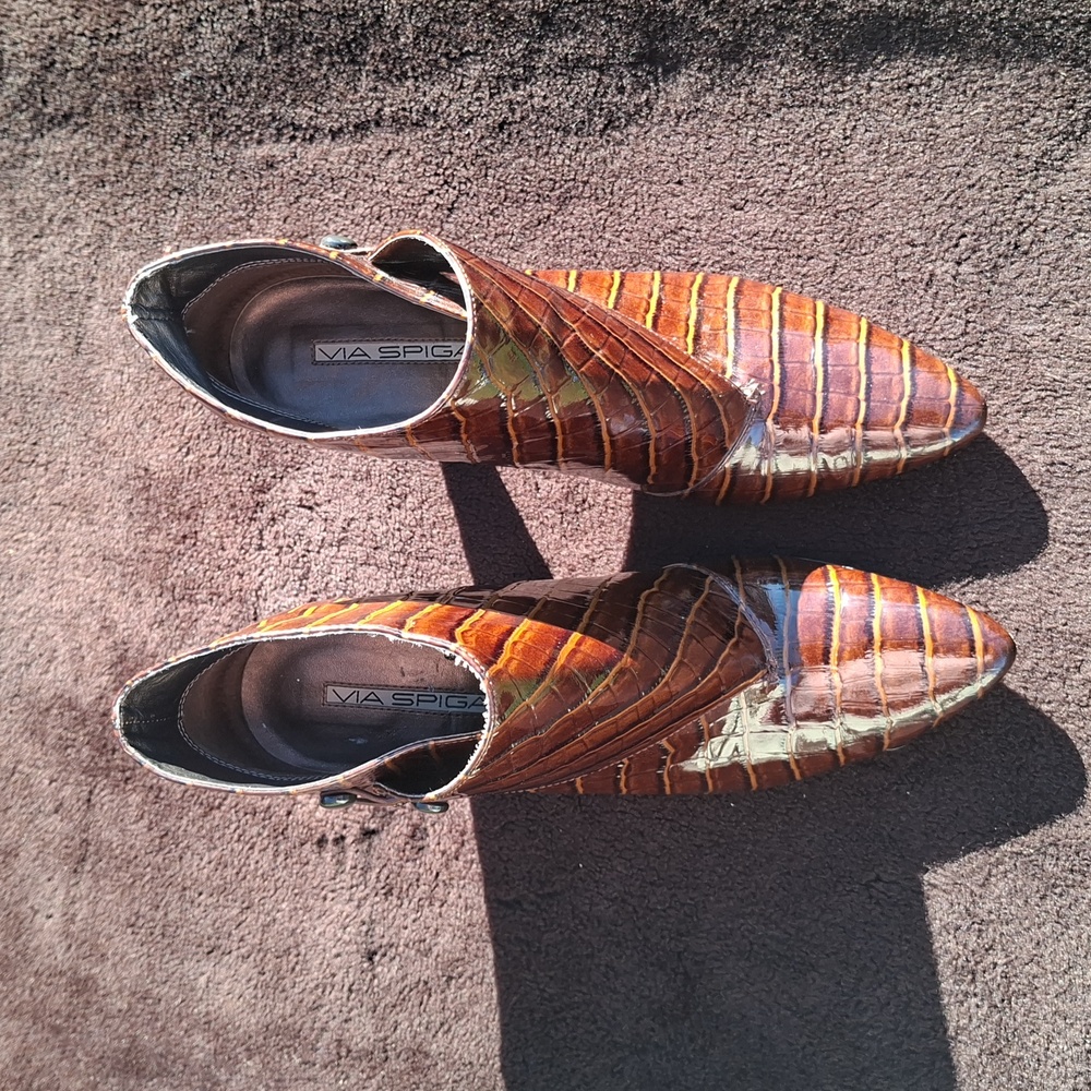 Via Spiga Crocodile‎ Embossed Brown Heels